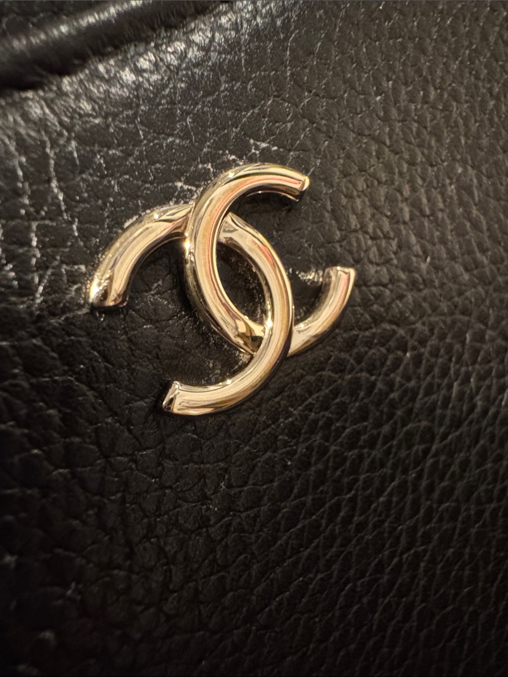 CHANEL women Black Leather Pouch with Gold CC Emblem - Picture 15 of 16